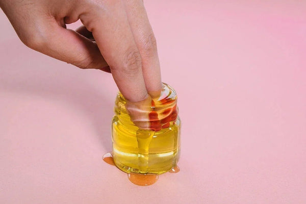 5 Greasy Hair Solutions That Will Put An End To An Oily Scalp - TwoHerbs
