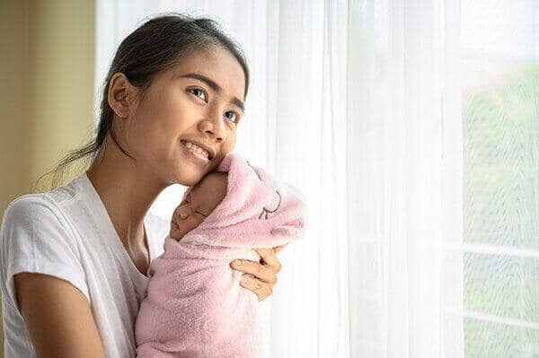 The Ultimate Manual to Postpartum Hair Loss: Causes, Symptoms, Timeline, and Gentle Treatment Options for New Mothers - TwoHerbs